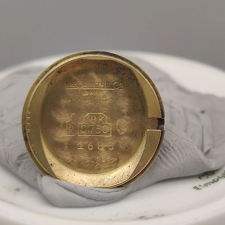 Montre Jaeger-Lecoultre Vintage Ladies 1962, cadran argenté, mouvement manuel, sur fond neutre. Montre vintage femme élégante.