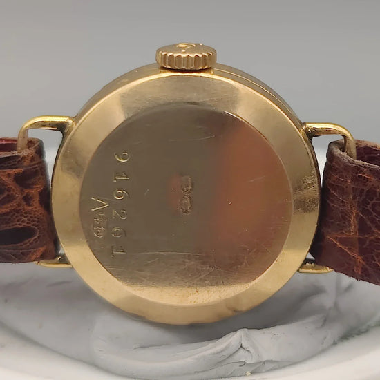 Montre Jaeger-LeCoultre Vintage Ladies de 1962, mouvement manuel, cadran argenté, vue de fond détaillée.