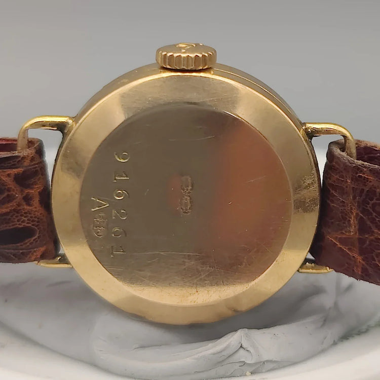 Montre Jaeger-LeCoultre Vintage Ladies de 1962, mouvement manuel, cadran argenté, vue de fond détaillée.