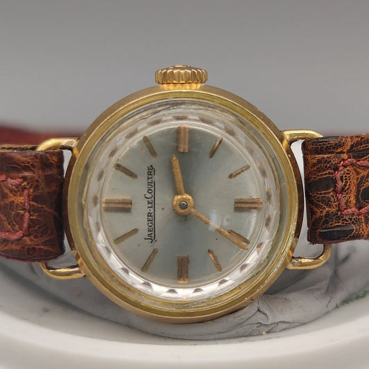 Cadran argenté détaillé d'une montre vintage Jaeger-Lecoultre Vintage Ladies de 1962, mouvement manuel.