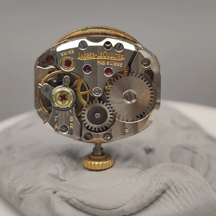 Mouvement manuel Jaeger-Lecoultre Vintage Ladies 1962, cadran argenté. Détail horloger d'une montre femme vintage.