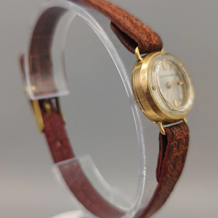 Photo de profil de la montre Jaeger-Lecoultre Vintage Ladies 1962. Une élégante montre vintage à cadran argenté.