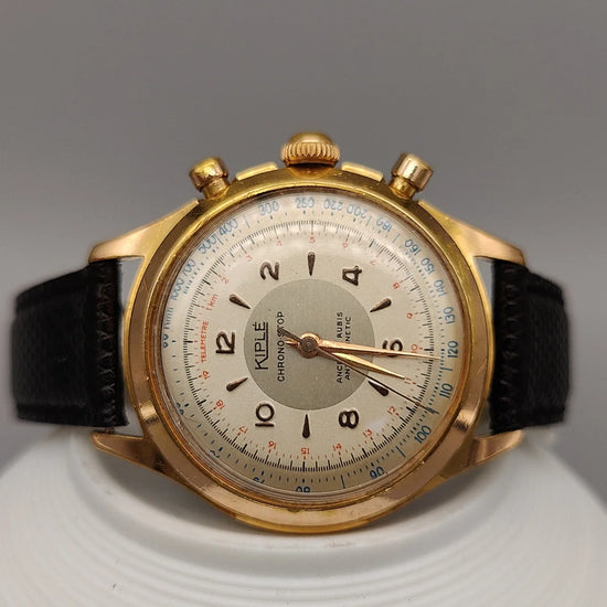 Vue détaillée boîtier montre vintage Kiplé Chronostop 1955, cadran champagne.