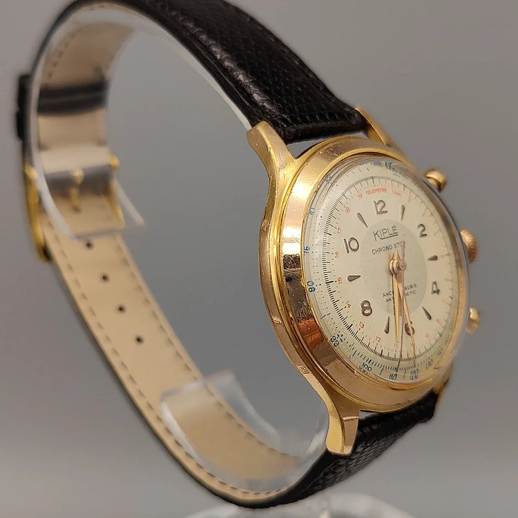 Détail de la couronne d'une montre vintage Kiplé Chronostop de 1955, mouvement manuel, cadran champagne.