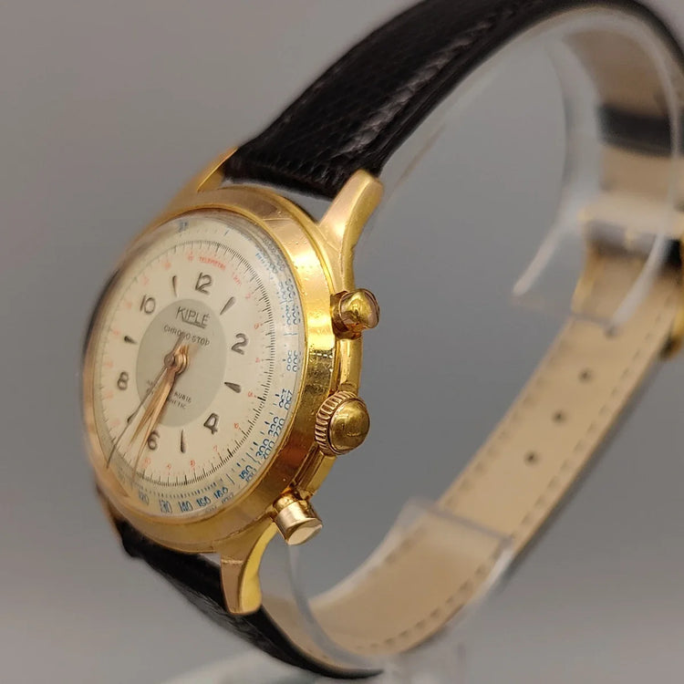 Détail de la couronne de la montre vintage Kiplé Chronostop (1955), mouvement manuel, cadran champagne.