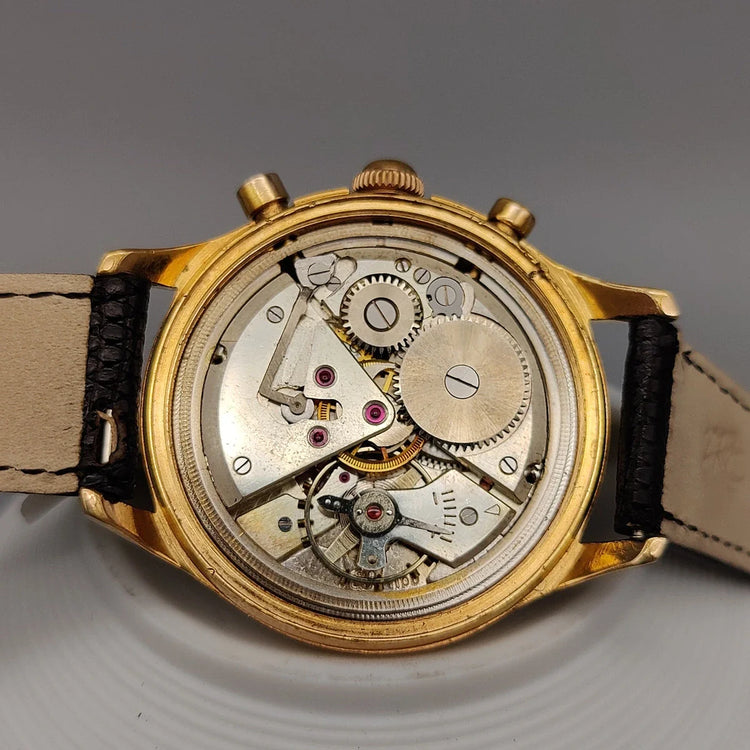 Mouvement manuel détaillé d'une montre vintage Kiplé Chronostop (1955). Pièce d'horlogerie rare et authentique.