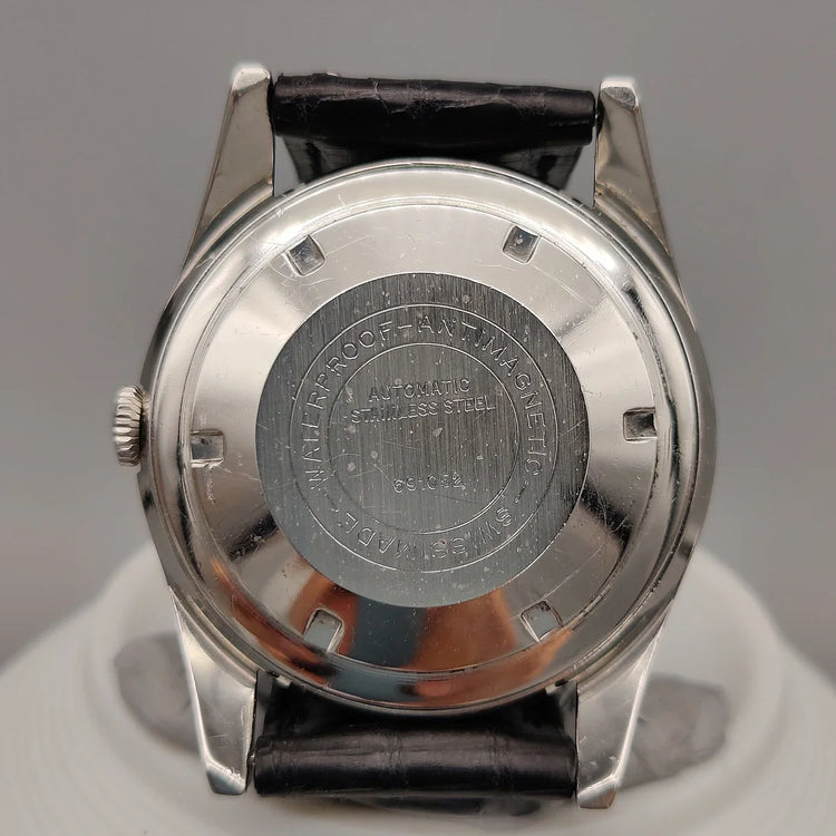 Montre Le Phare Automatic Incabloc 1965 vintage pour femme, cadran champagne. Photo sur fond neutre.