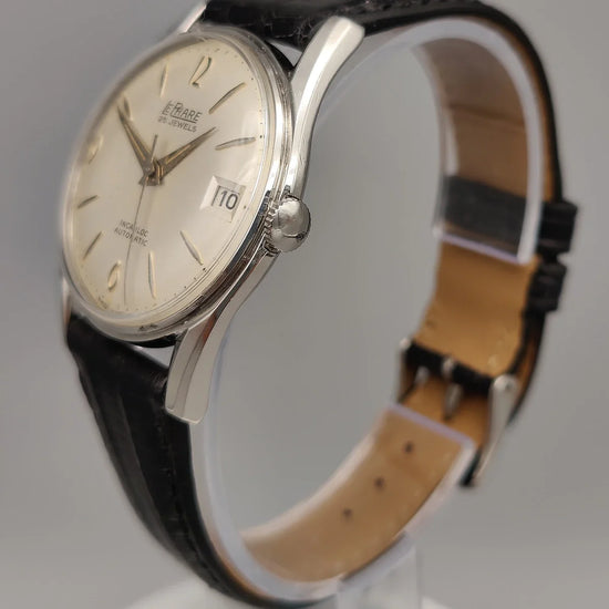 Gros plan sur la couronne d'une montre Le Phare Automatic Incabloc 1965. Montre automatique vintage.