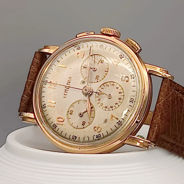 Lemania Chronographe 1950, vue détaillée de la couronne. Montre vintage d'exception et mouvement manuel.
