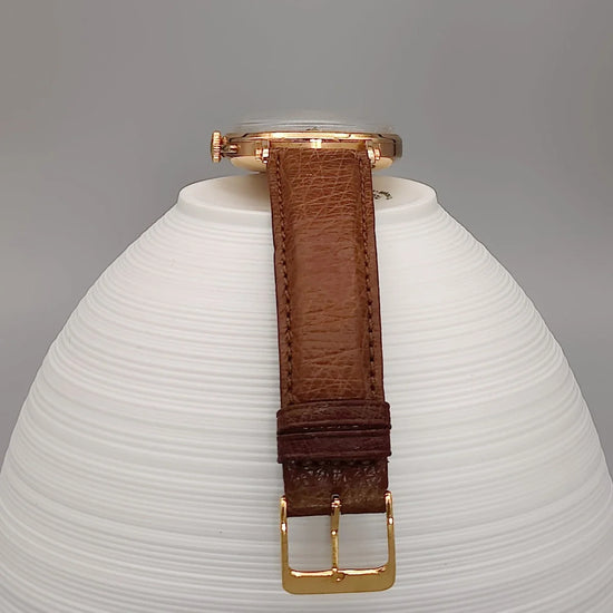 Détail couronne montre vintage Lemania Chronographe 1950, mouvement manuel. Cadran champagne. Pièce de collection authentique.