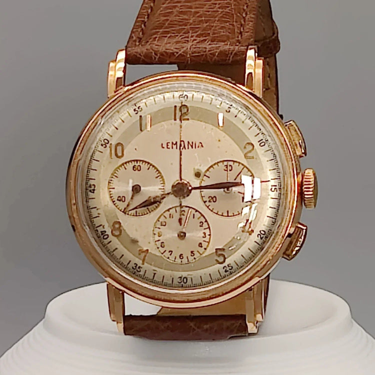 Cadran détaillé d'une montre Lemania Chronographe vintage de 1955. Mouvement manuel, cadran champagne. Pièce de collection.