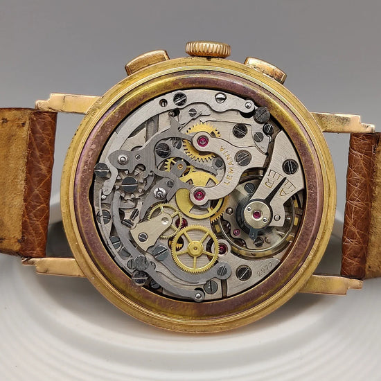 Mouvement manuel d'un chronographe Lemania de 1955. Ingénierie horlogère d'une montre vintage d'exception.
