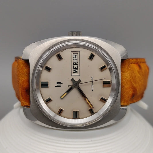 Vue détaillée du boîtier de la montre vintage Lip Automatic de 1974, un classique automatique intemporel.
