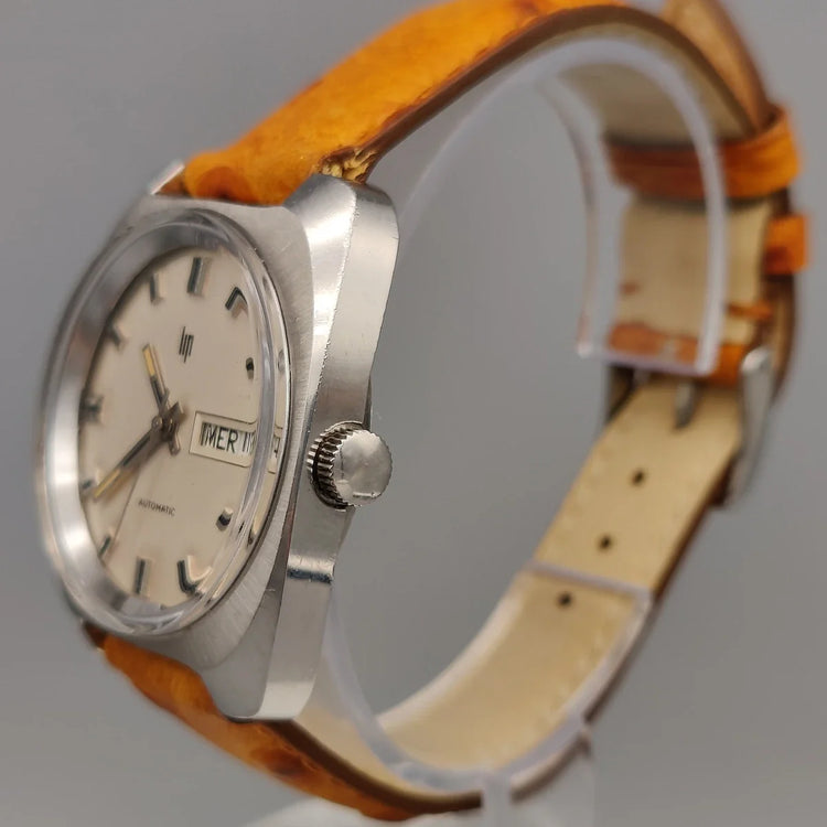 Détail de la couronne d'une montre Lip Automatic vintage 1974. Mouvement automatique, cadran champagne.