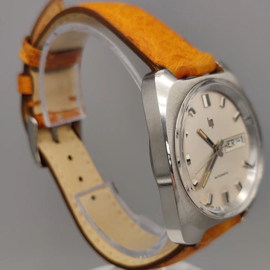 Photo de profil d'une montre Lip Automatic vintage de 1974, cadran champagne, mouvement automatique.