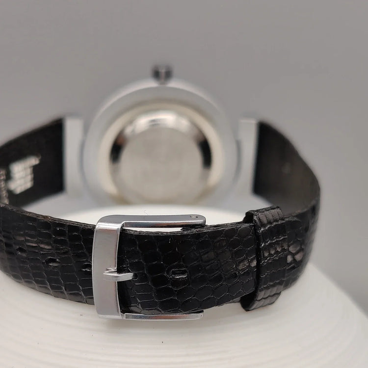 Fermoir de montre Lip Automatic 1972, cadran argenté. Détail d'une montre vintage automatique.