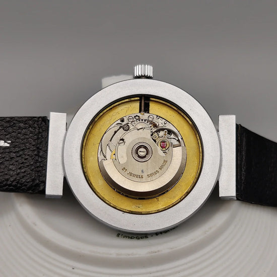 Mouvement automatique visible de la montre vintage Lip Automatic 1972, cadran argenté.
