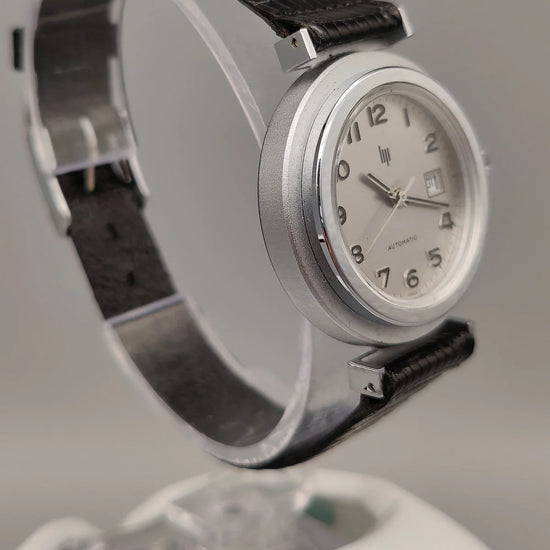 Montre Lip Automatic vintage de 1972, cadran argenté, vue de profil. Une pièce horlogère automatique iconique.