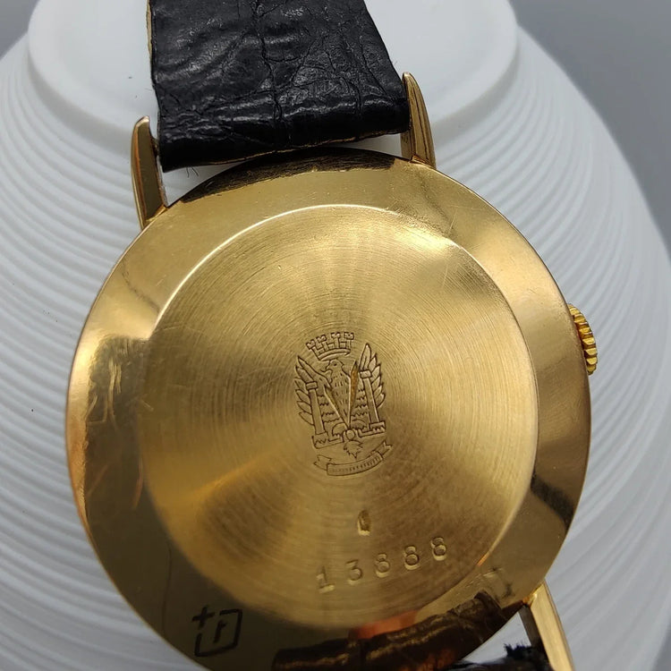 Montre vintage Lip Chronometre 1955, cadran champagne de 35mm, mouvement manuel. Vue sur fond élégant.