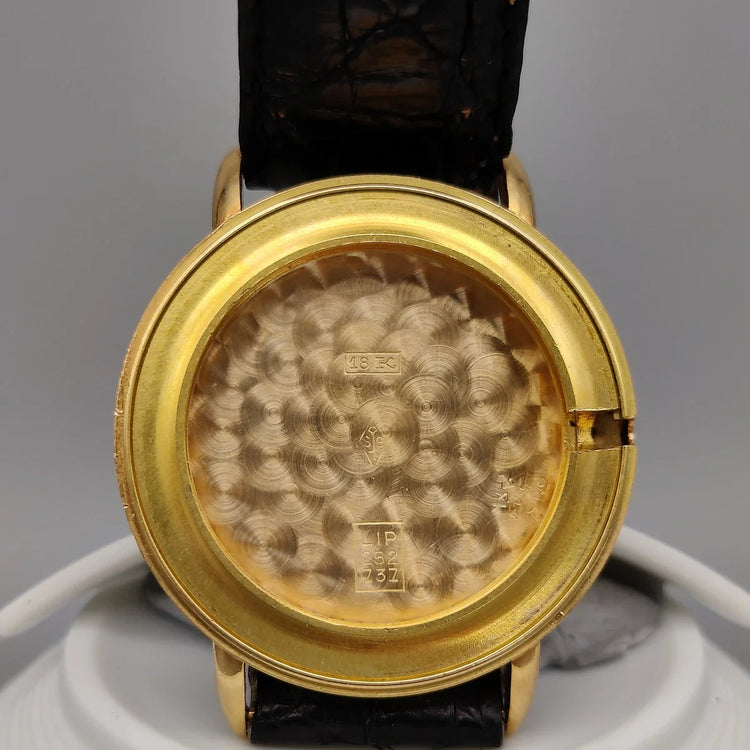 Montre Lip Chronometre vintage de 1955, cadran champagne 35mm, mouvement manuel. Vue détaillée sur fond.