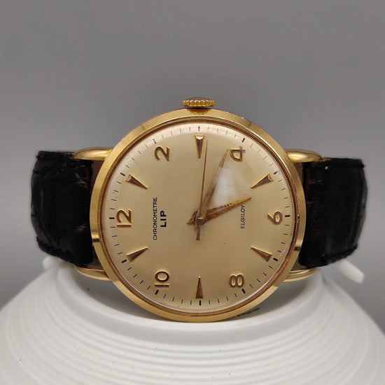 Lip Chronometre 1955 vintage : vue rapprochée de la lunette. Mouvement manuel, cadran champagne 35mm.