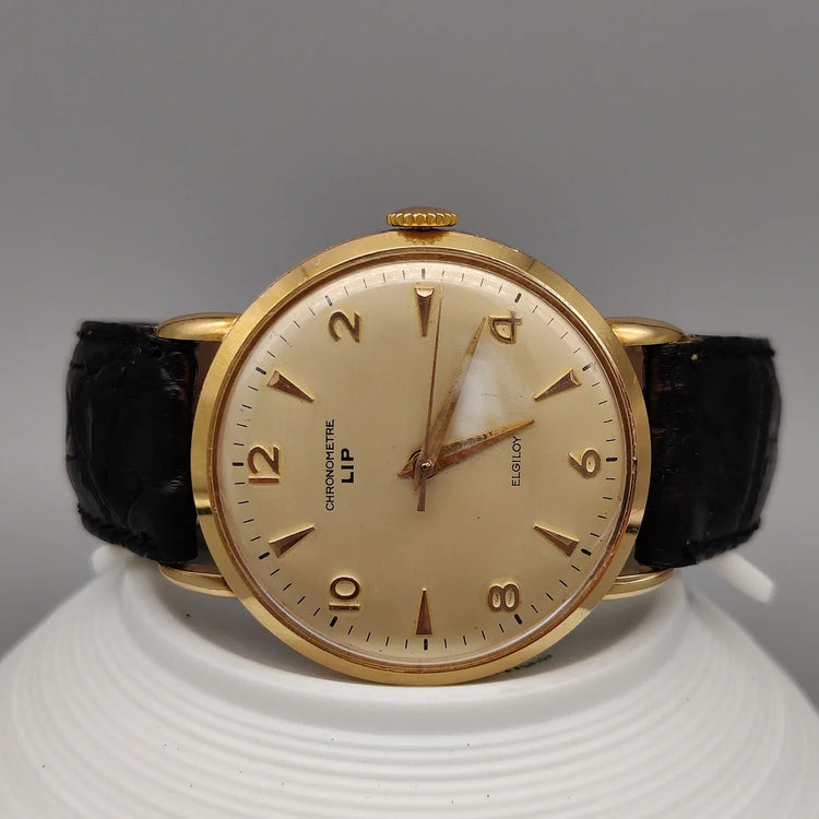 Lip Chronometre 1955 vintage : vue rapprochée de la lunette. Mouvement manuel, cadran champagne 35mm.