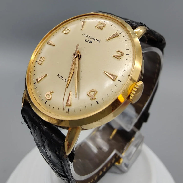 Vue du boîtier de la montre vintage Lip Chronometre de 1955, cadran champagne, mouvement manuel 35mm.