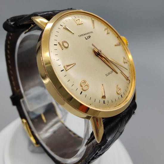 Détail de la couronne cannelée de la montre vintage Lip Chronometre 1955, mouvement manuel, cadran champagne.