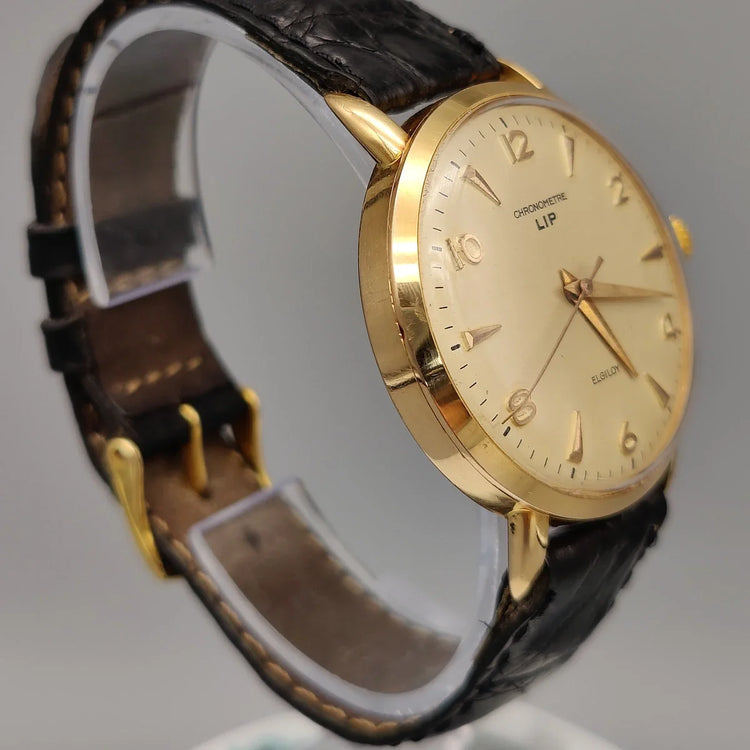 Couronne détaillée d'une montre Lip Chronometre vintage de 1955, mouvement manuel, cadran champagne.