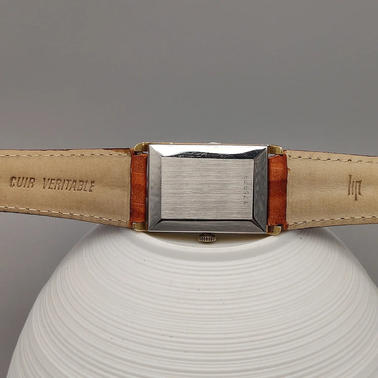 Montre Lip Classique Rectangulaire 1972, cadran argenté, mouvement manuel, 24mm, photo sur fond.
