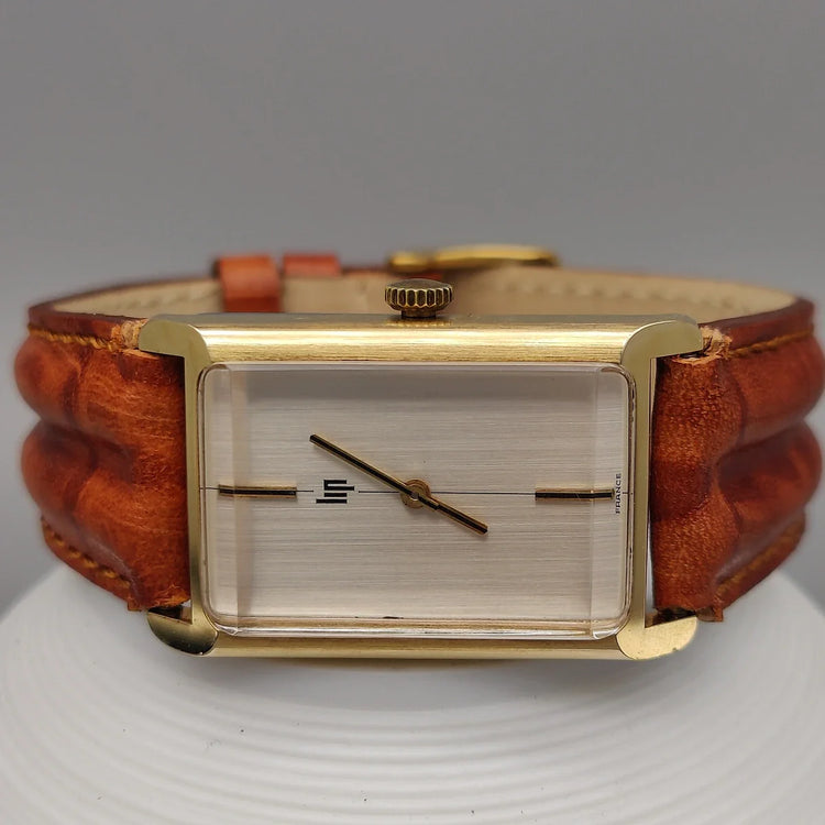 Lip Classique Rectangulaire 1972, vue détaillée de la couronne. Montre vintage homme.