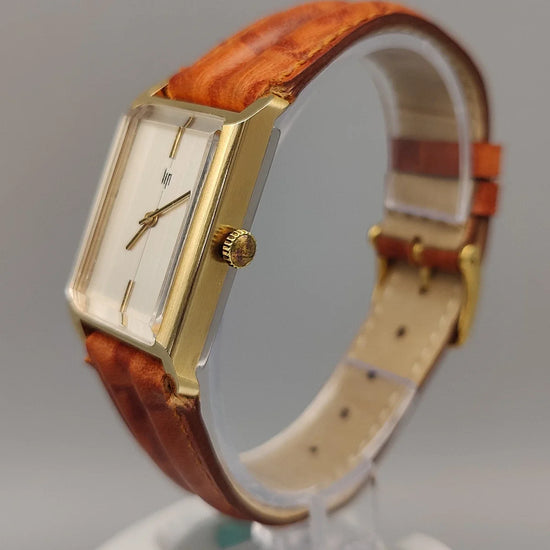 Couronne détaillée d'une montre Lip Classique Rectangulaire de 1972. Montre vintage à mouvement manuel, cadran argenté.