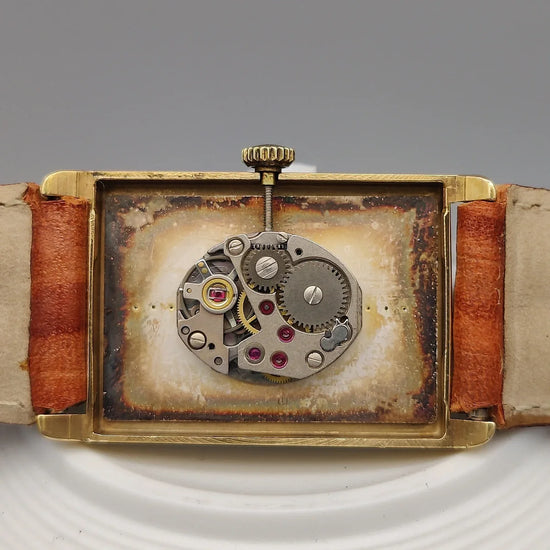 Mouvement manuel Lip Classique Rectangulaire 1972, cadran argenté, 24mm. Élégance vintage.