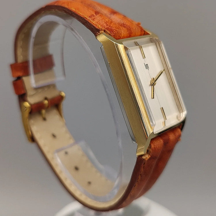Montre vintage Lip Classique Rectangulaire de 1972, cadran argenté, vue de profil. Mouvement manuel 24mm.