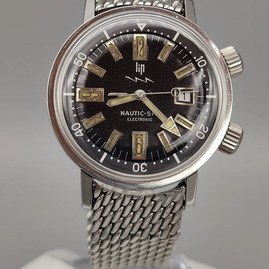 Boîtier de montre vintage Lip Nautic-ski de 1955, mouvement manuel, cadran gris, vue rapprochée du boîtier.