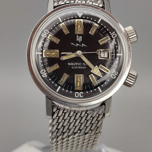 Boîtier de montre vintage Lip Nautic-ski de 1955, mouvement manuel, cadran gris, vue rapprochée du boîtier.
