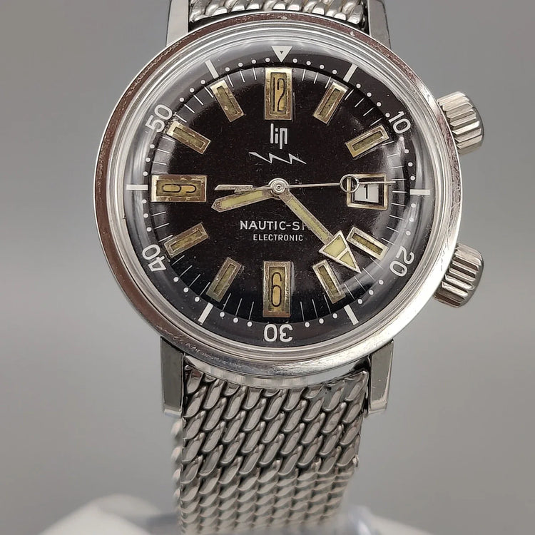 Boîtier de montre vintage Lip Nautic-ski de 1955, mouvement manuel, cadran gris, vue rapprochée du boîtier.