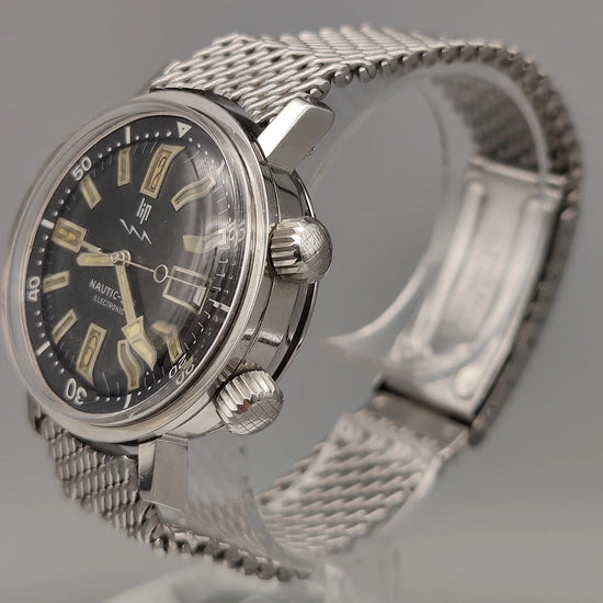 Détail de la couronne d'une montre vintage Lip Nautic-ski 1955, mouvement manuel, cadran gris.