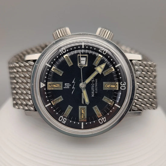 Cadran détaillé montre vintage Lip Nautic-ski 1955. Mouvement manuel, élégant cadran gris.