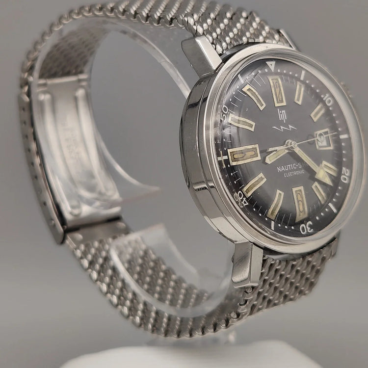Montre vintage Lip Nautic-ski 1955, cadran gris, mouvement manuel, vue de profil.