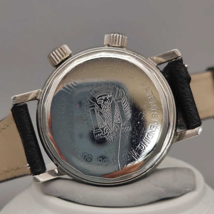 Montre vintage Lip Nautic-Ski Electronic 1970, cadran gris, mouvement électrique 36mm, en photo de fond détaillée.