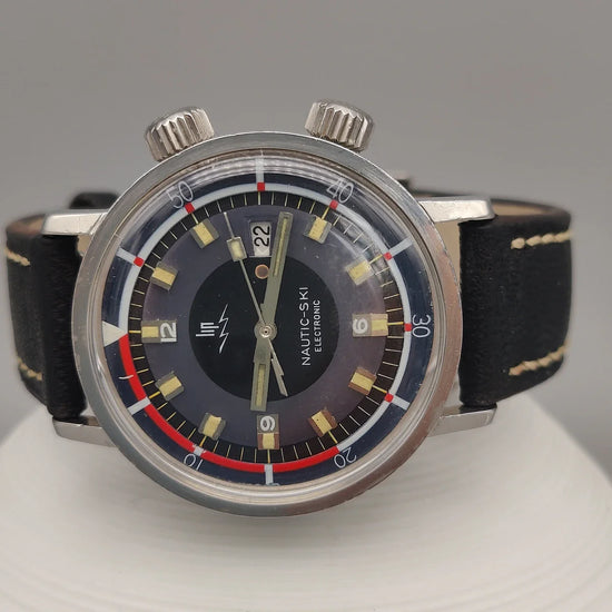 Photo du boîtier de la montre vintage Lip Nautic-Ski Electronic de 1970, cadran gris, 36mm, mouvement électrique.