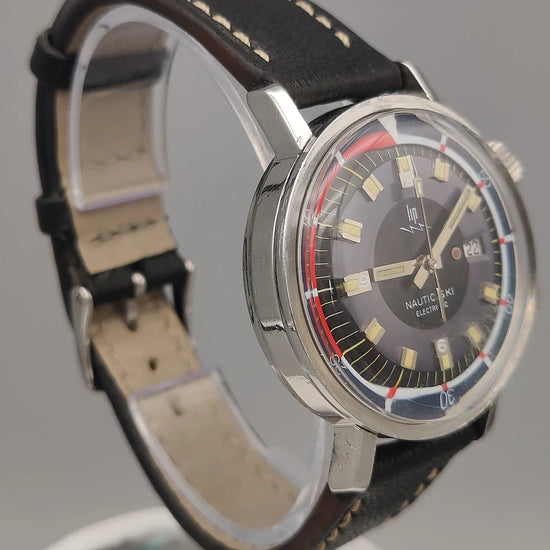 Détail de la couronne Lip Nautic-Ski Electronic 1970, montre vintage électrique 36mm au cadran gris.