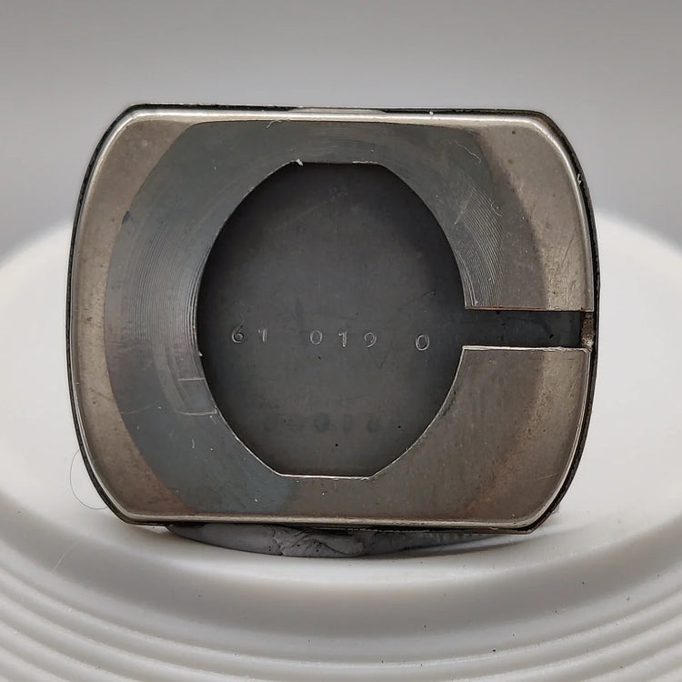 Montre Lip TV Coussin vintage 1970 sur fond. Cadran crème, mouvement manuel.