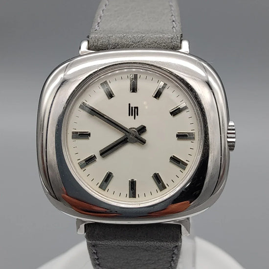 Détail de la lunette d'une montre vintage Lip TV Coussin de 1970. Cadran crème, mouvement manuel.