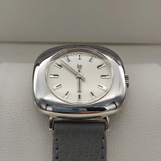 Boîtier de la montre vintage Lip TV Coussin (1970) avec cadran crème. Mouvement manuel. Authentique.