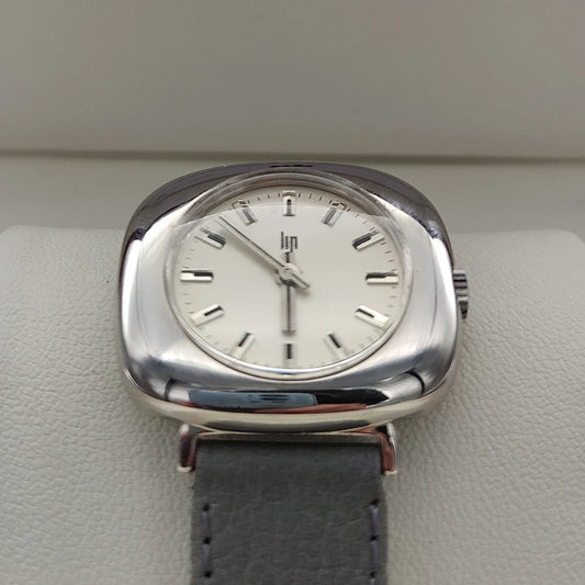 Boîtier de la montre vintage Lip TV Coussin (1970) avec cadran crème. Mouvement manuel. Authentique.