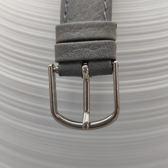 Gros plan sur le fermoir de la montre vintage Lip TV Coussin de 1970, cadran crème, mouvement manuel.