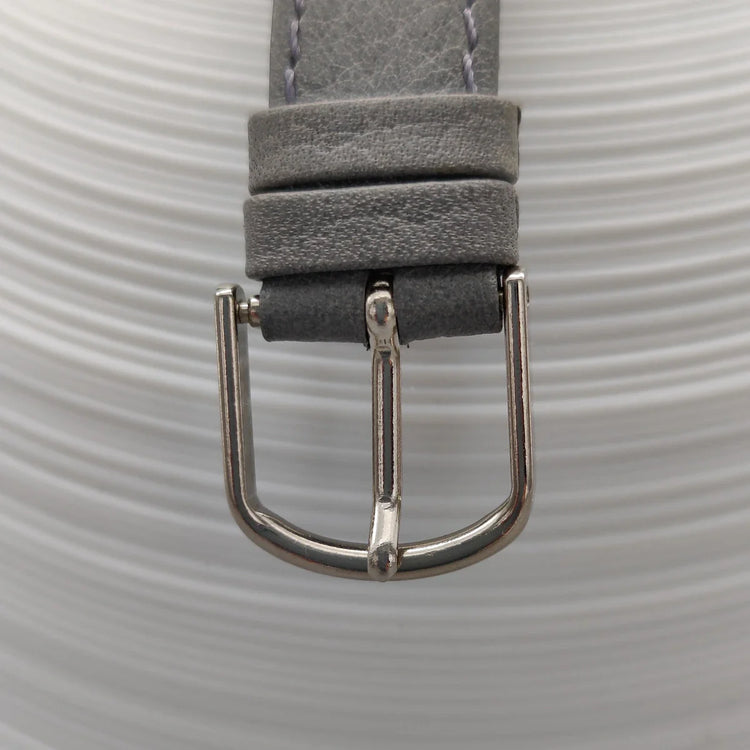 Gros plan sur le fermoir de la montre vintage Lip TV Coussin de 1970, cadran crème, mouvement manuel.