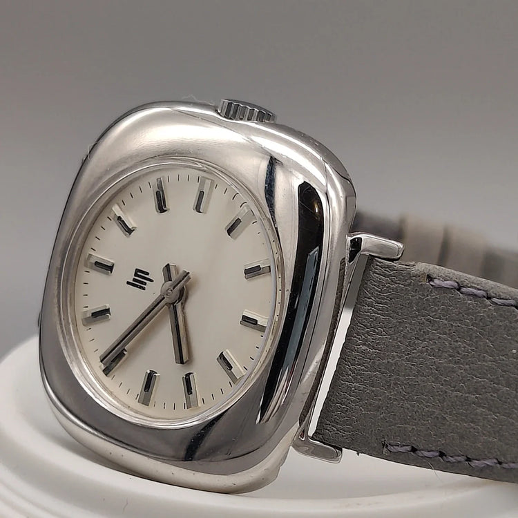 Gros plan sur la couronne de la montre vintage Lip TV Coussin 1970, cadran crème, mouvement manuel.